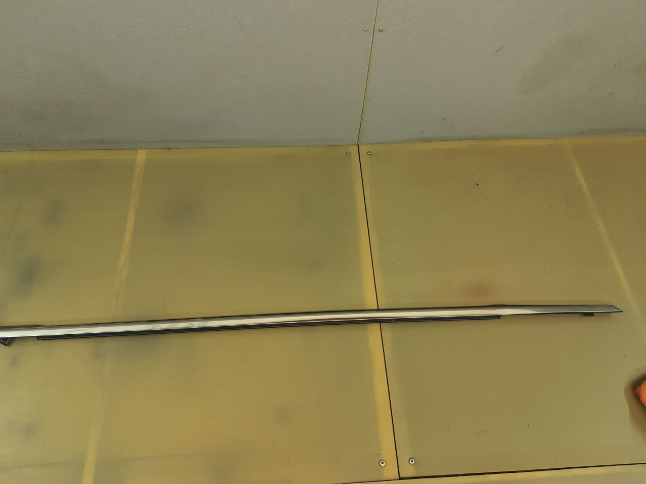 молдинг стекла Infiniti QX80 1 поколение Z62 2014, 5.6 л., VK56DE, бензин, АКПП, белый, внедорожник 5 дв., задний привод - фото №1