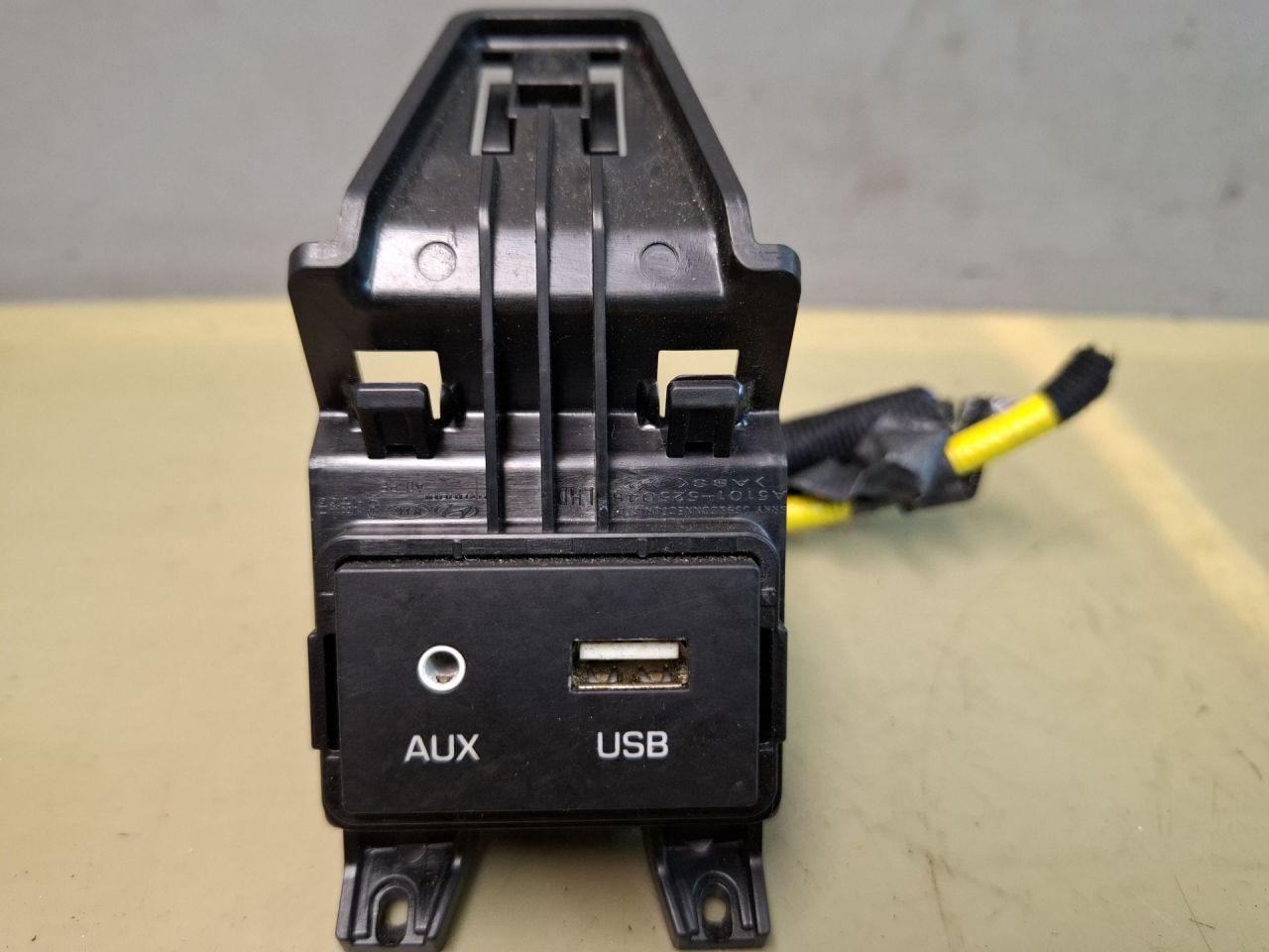 разъем AUX / USB Hyundai Elantra AD 2018, 2.0 л., бензин, АКПП, серебристый, передний привод, 96120F2010 - фото №1