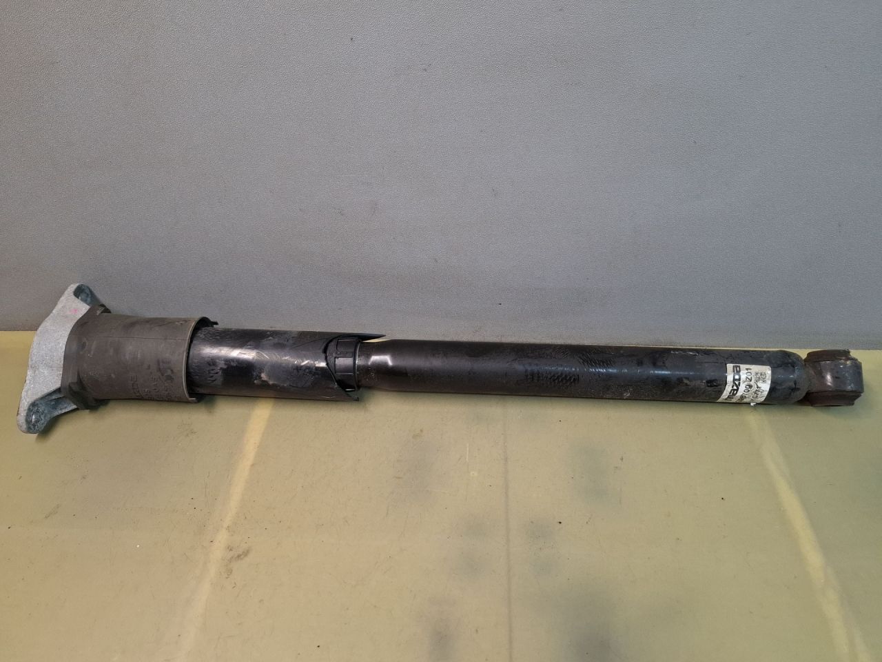 амортизатор задний правый Mazda CX-5 2 поколение KF 2018, 2.5 л., PYY1, бензин, АКПП, серый/46g, внедорожник 5 дв., полный привод, KL2G28700Z01 - фото №1