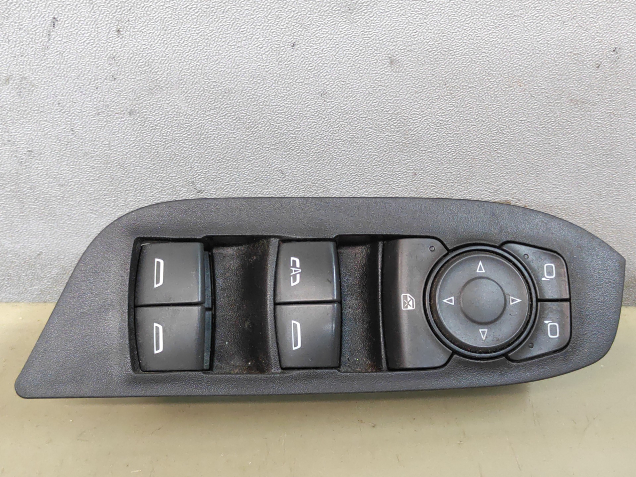 блок управления стеклоподъемниками Chevrolet Equinox 3 поколение 2018, 1.5 л., бензин, АКПП, серый 139х, минивэн, передний привод, 84139693 - фото №1