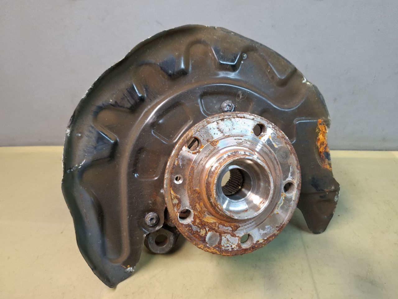 кулак поворотный левый Volkswagen Jetta 7 поколение 2019, 1.4 л., бензин, АКПП, серый, передний привод - фото №1