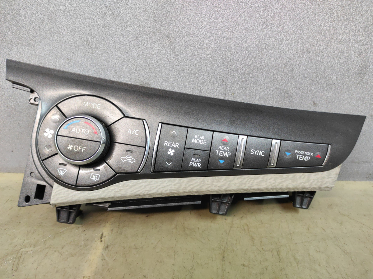 блок управления печки / климат-контроля Toyota Sienna 3 поколение 2014, 3.5 л., 2GR-FE, бензин, АКПП, черный, передний привод, 5590008150E0 - фото №1