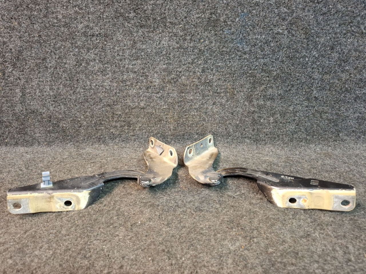 петля капота Mitsubishi ASX 1 поколение 2012, 2.0 л., 4B11, бензин, АКПП, черный, внедорожник 5 дв., полный привод - фото №1