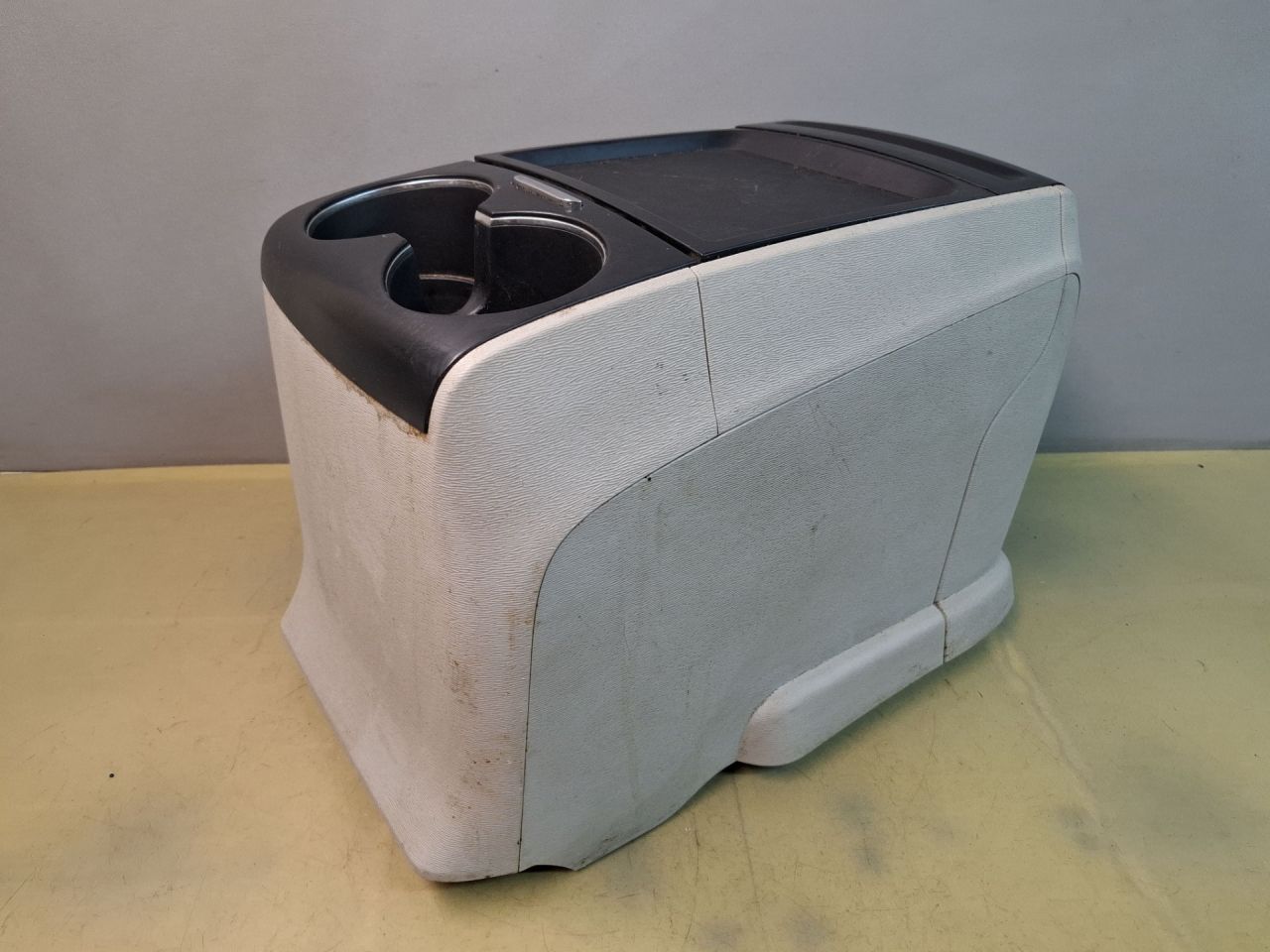 бардачок между сиденьями Toyota Sienna 3 поколение 2011, 3.5 л., 2GR-FE, бензин, АКПП, серый, передний привод, 5881108010 - фото №1