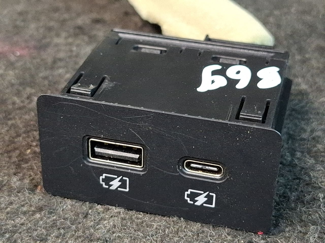 разъем AUX / USB Nissan Rogue T33 2022, 1.5 л., бензин, АКПП, белый перламутр, полный привод, E626230, 220330SD1, 253316UA0 - фото №1
