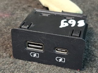 разъем AUX / USB Nissan Rogue T33 2022, 1.5 л., бензин, АКПП, белый перламутр, полный привод, E626230, 220330SD1, 253316UA0