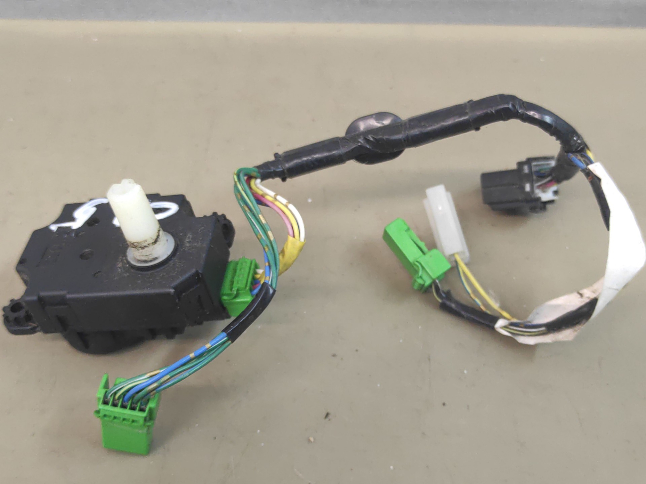 моторчик заслонки печки Mitsubishi Outlander 2 поколение 2008, 3.0 л., i, 6B31, бензин, красный, внедорожник 5 дв., полный привод, CSA512T010, VHB3030005A - фото №1