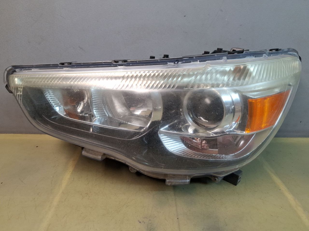 фара левая Mitsubishi ASX 1 поколение 2012, 2.0 л., 4B11, бензин, АКПП, черный, внедорожник 5 дв., полный привод - фото №1