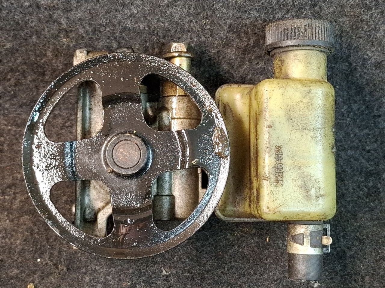 насос гидроусилителя руля Mazda CX-7 1 поколение 2007, 2.3 л., бензин - фото №1