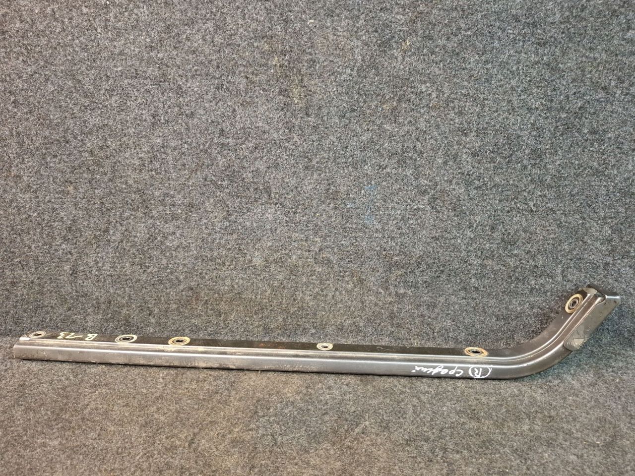 роликовая направляющая Toyota Sienna 3 поколение 2011, 3.5 л., 2GR-FE, бензин, АКПП, серый, передний привод - фото №1