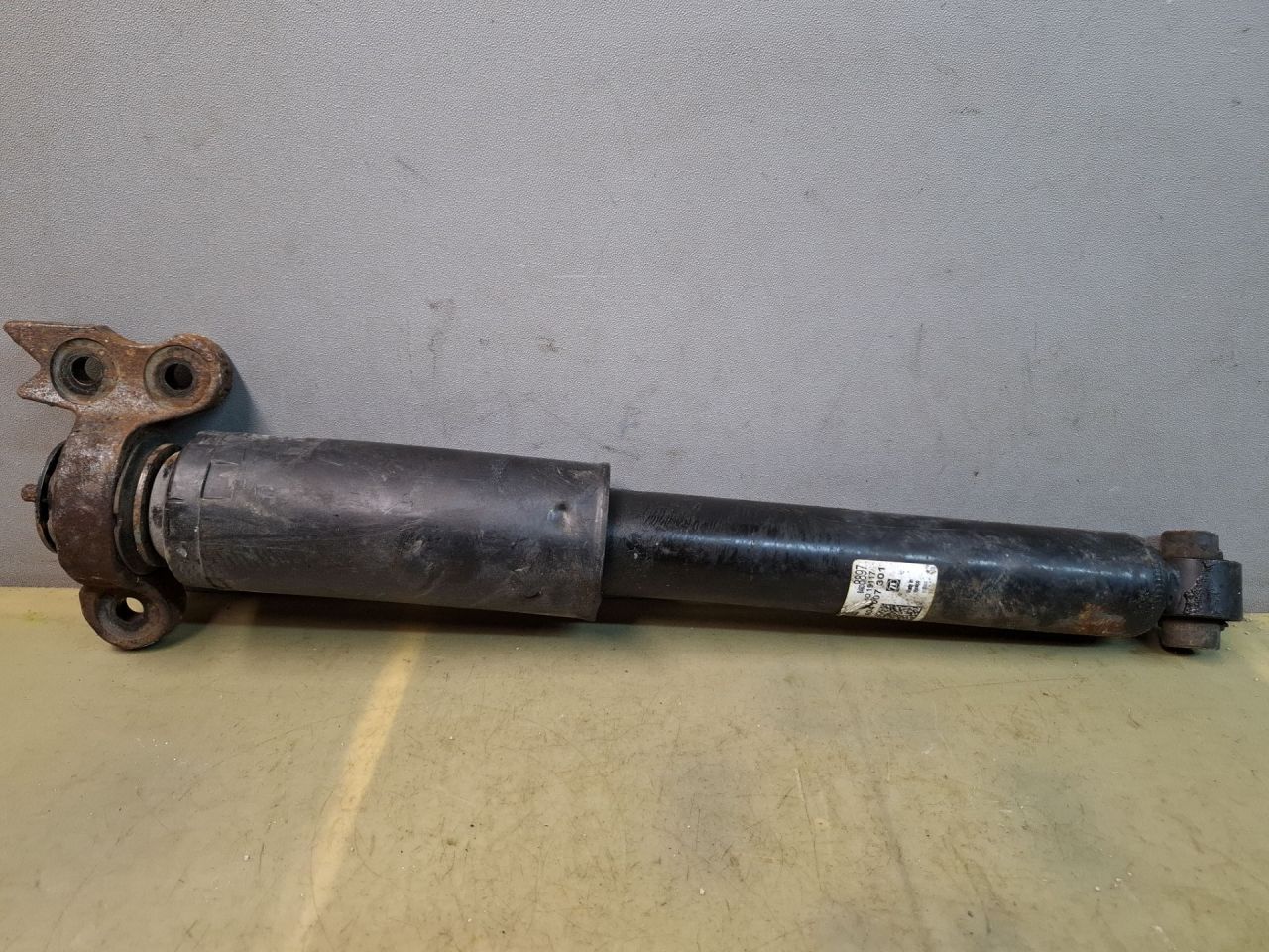 амортизатор задний левый Chevrolet Blazer 3 поколение 2019, 3.6 л., бензин, АКПП, белый, полный привод, 84608897 - фото №1