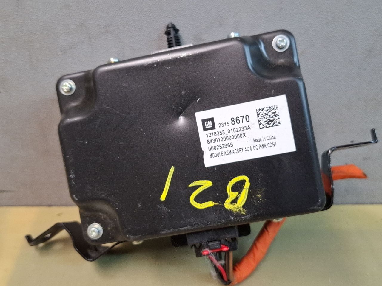 Преобразователь напряжения Chevrolet Blazer 3 поколение 2019, 3.6 л., бензин, АКПП, белый, полный привод, 23158670 - фото №1