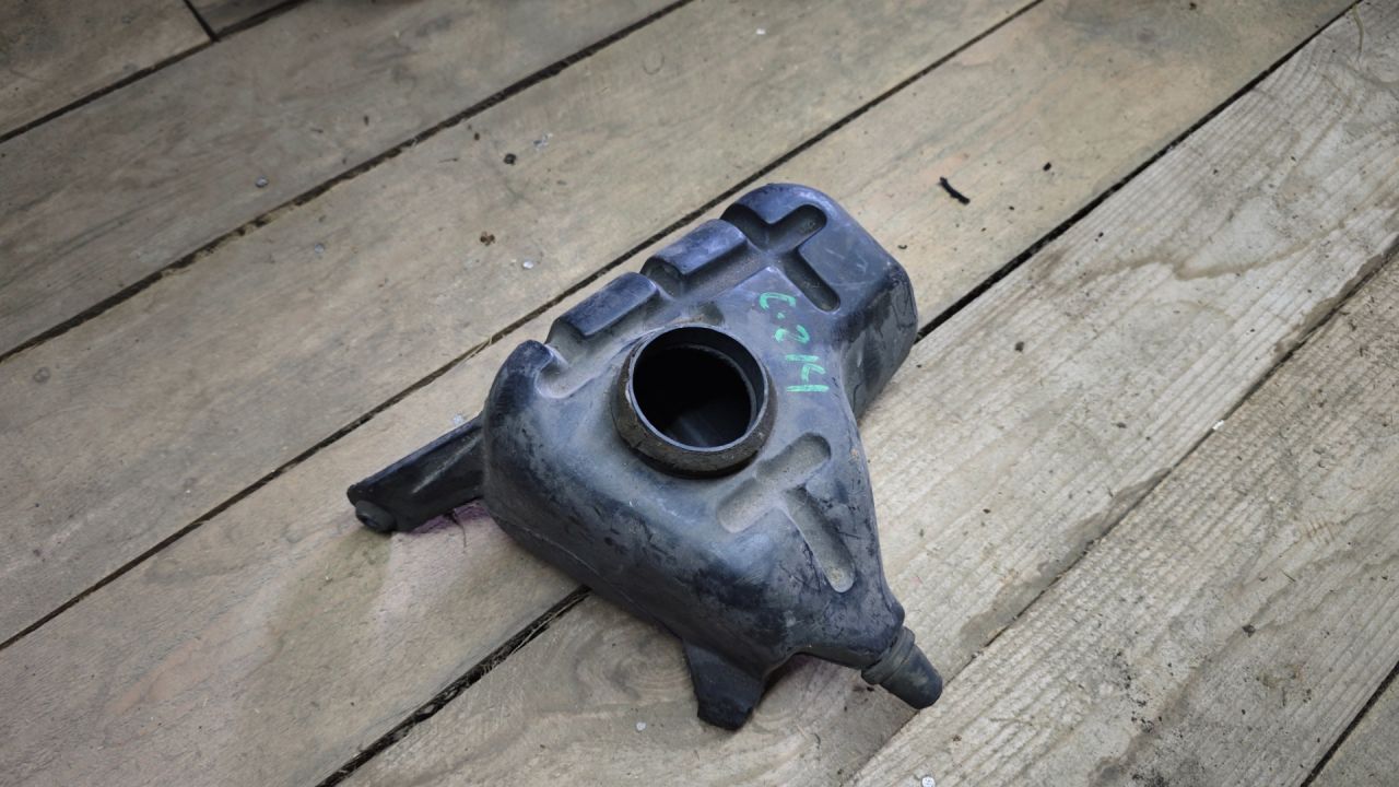 резонатор воздушного фильтра Mazda Tribute 1 поколение 2004 - фото №1