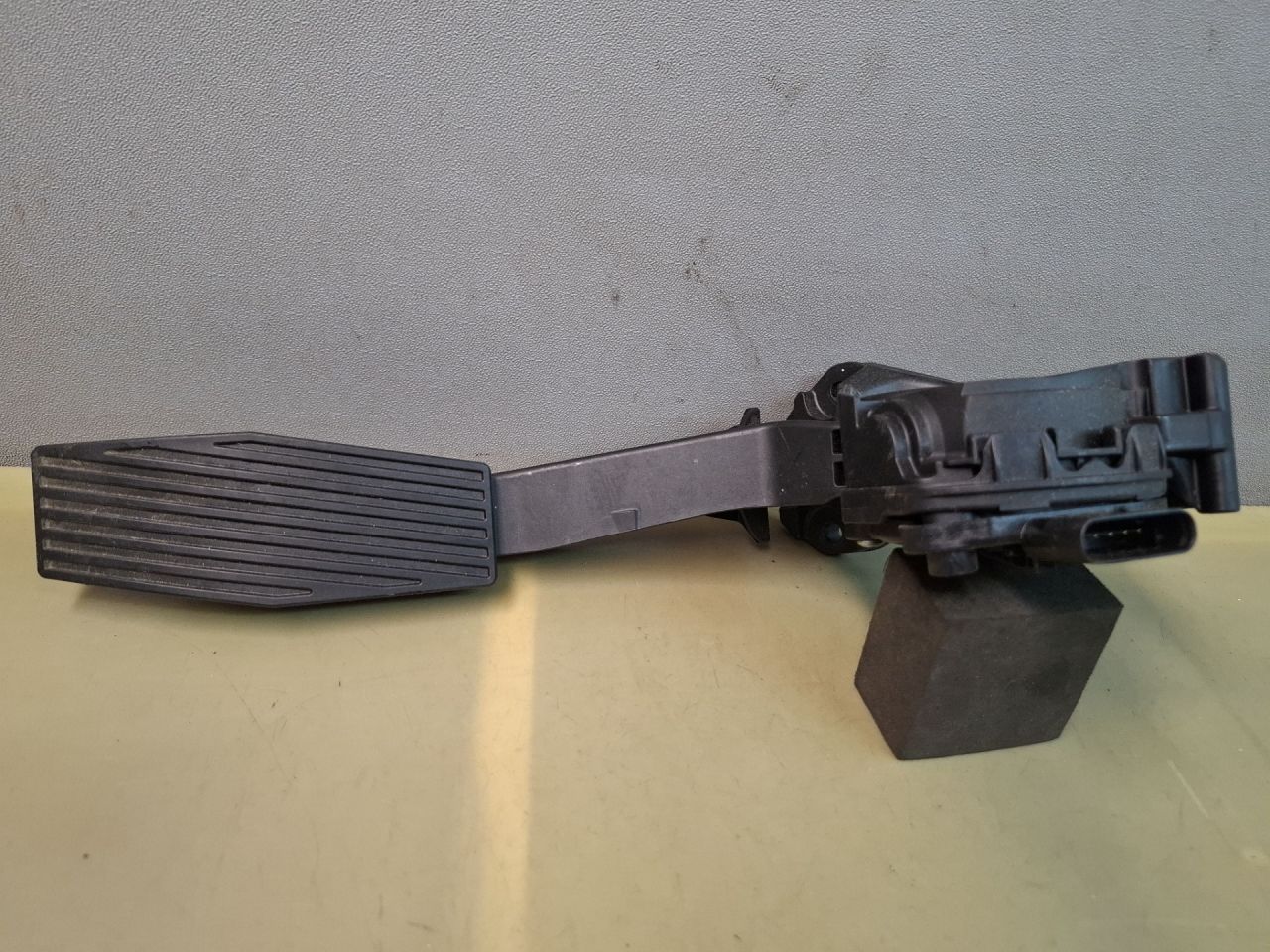 педаль Chevrolet Equinox 3 поколение 2018, 1.5 л., бензин, АКПП, серый/441b, полный привод, 84366781 - фото №1