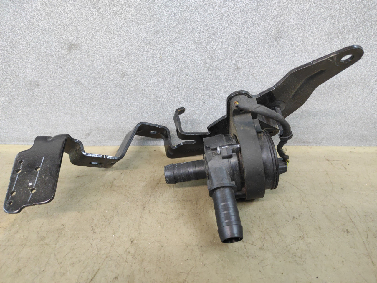 насос антифриза дополнительный Ford Escape 4 поколение CX482 2021, 2.5 л., гибрид, АКПП, внедорожник 5 дв., полный привод, LX6118D473HHA - фото №1