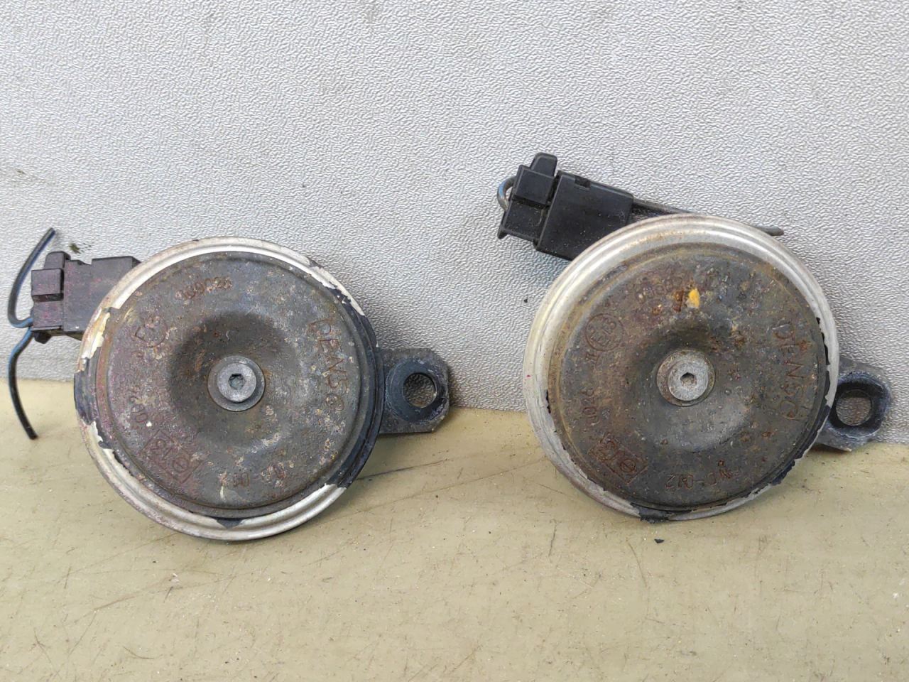 сигнал (клаксон) Suzuki Kizashi 1 поколение 2012, 2.4 л., J24B, бензин, АКПП, красный, седан, полный привод, 2722001760, 2721002620 - фото №1