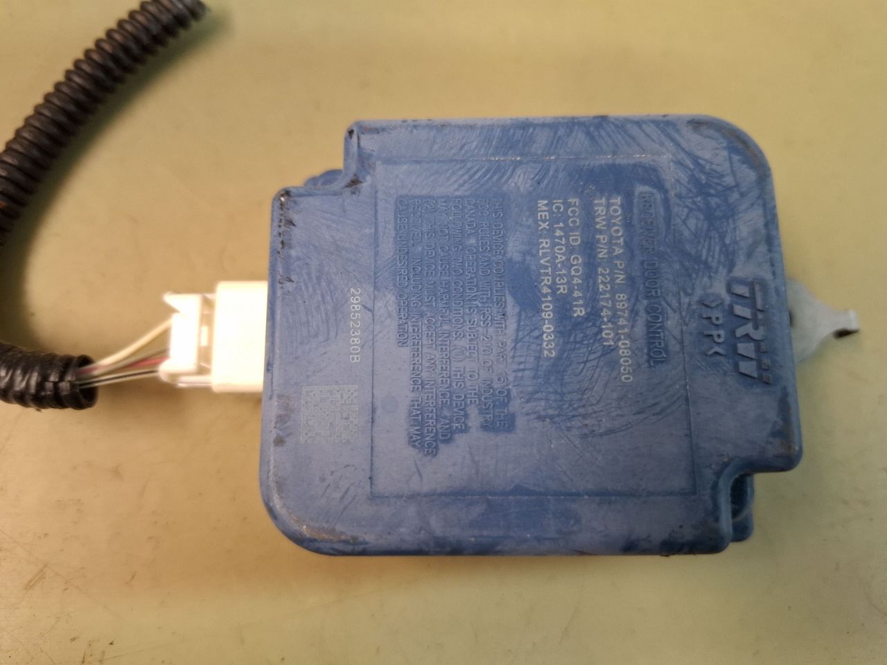 блок управления центральным замком Toyota Sienna 3 поколение 2011, 3.5 л., 2GR-FE, бензин, АКПП, серый, передний привод, 222176102 - фото №1