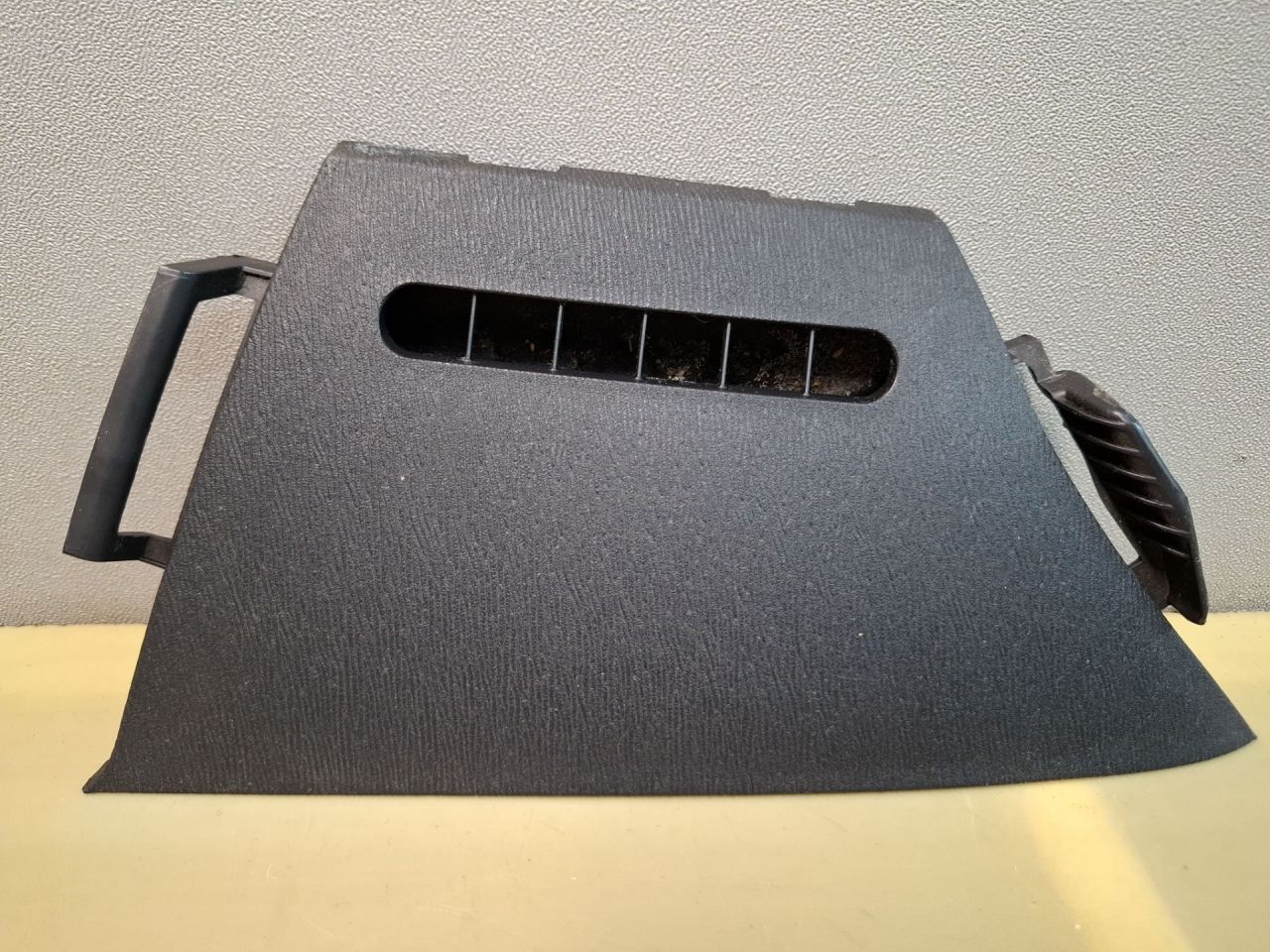 дефлектор обдува салона Toyota Sienna 3 поколение 2011, 3.5 л., 2GR-FE, бензин, АКПП, серый, передний привод, 6222508020 - фото №1