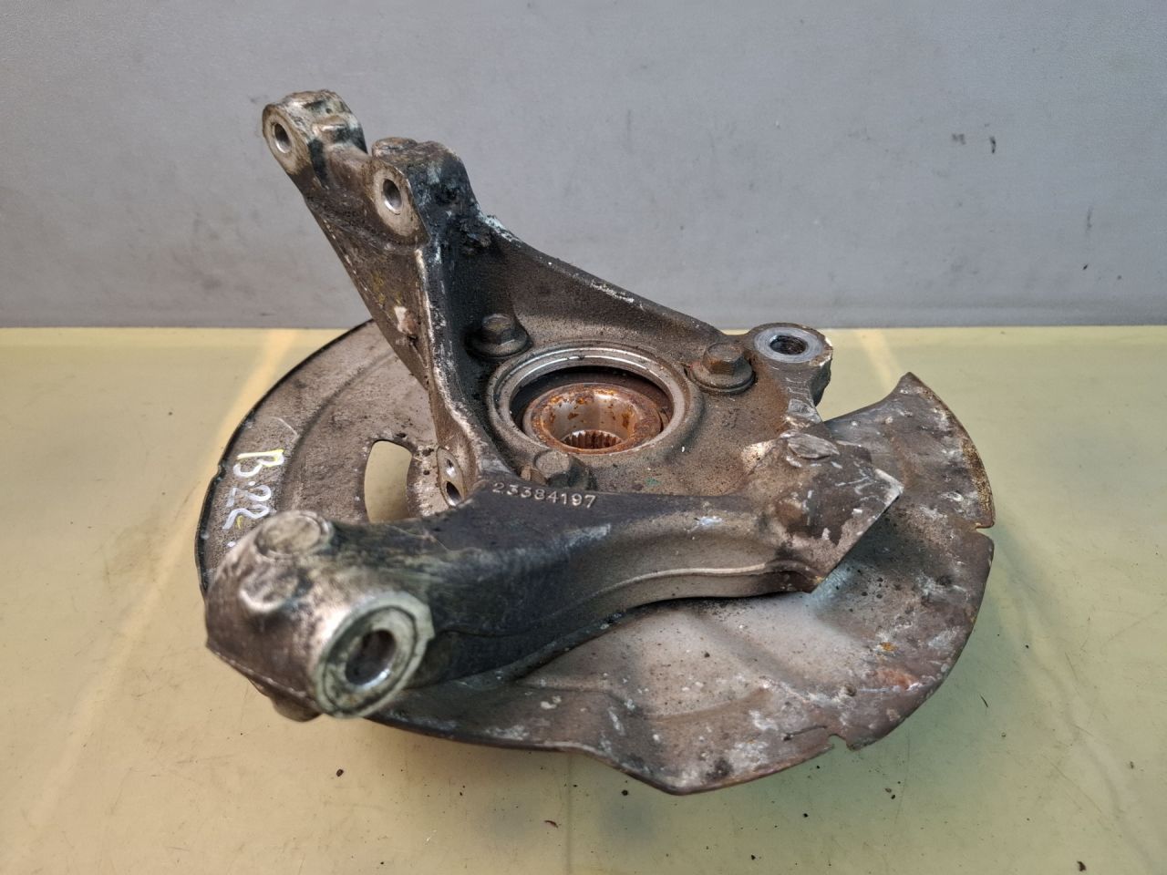 кулак поворотный левый Chevrolet Malibu 9 поколение 2018, 1.5 л., бензин, АКПП, бордовый, передний привод, 23384197 - фото №1