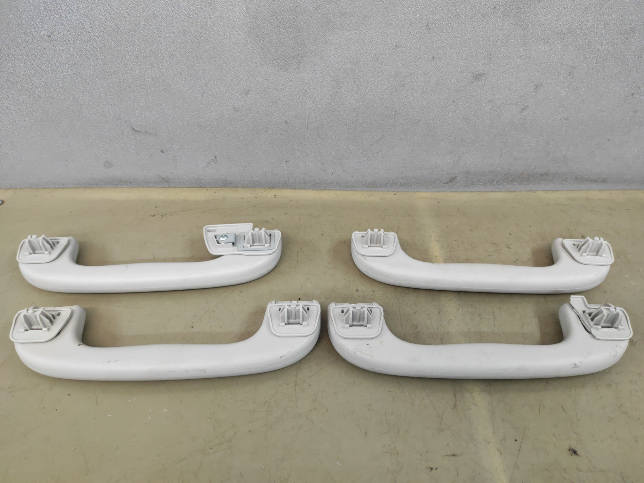 ручка внутренняя потолочная Subaru Impreza 5 поколение (GK/GT) 2019, 2.0 л., бензин, вариатор, серый, седан, полный привод - фото №1