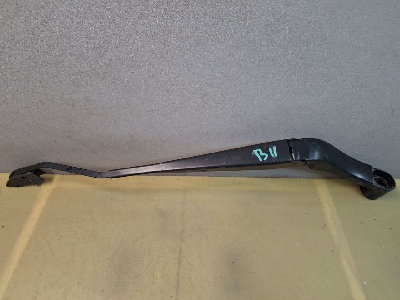 щеткодержатель (поводок стеклоочистителя, дворник) Chevrolet Equinox 3 поколение 2018, 1.5 л., бензин, АКПП, серый/441b, полный привод - фото №1