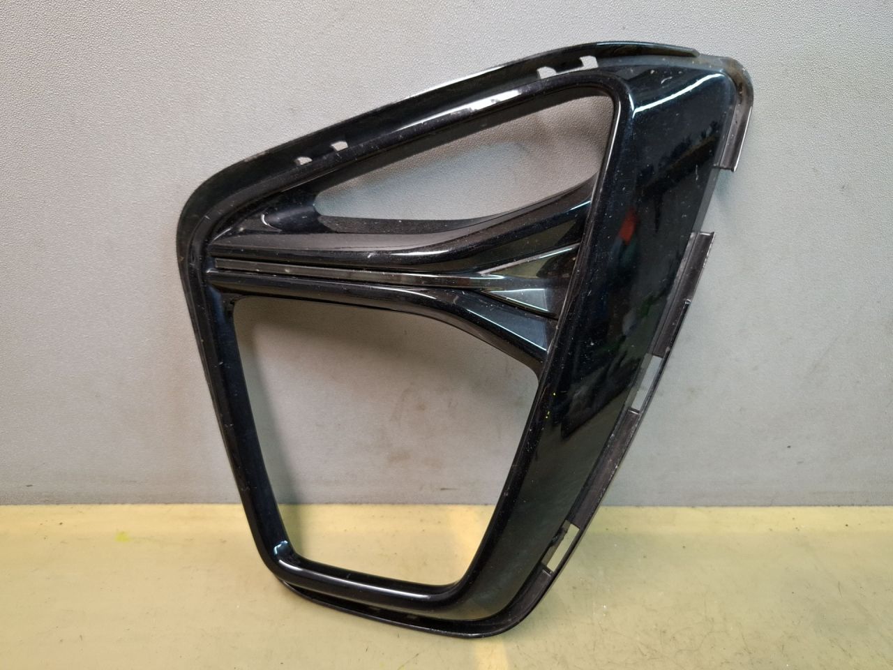 рамка фары противотуманной левой Chevrolet Blazer 3 поколение 2019, 3.6 л., бензин, АКПП, белый, полный привод, 84538965 - фото №1