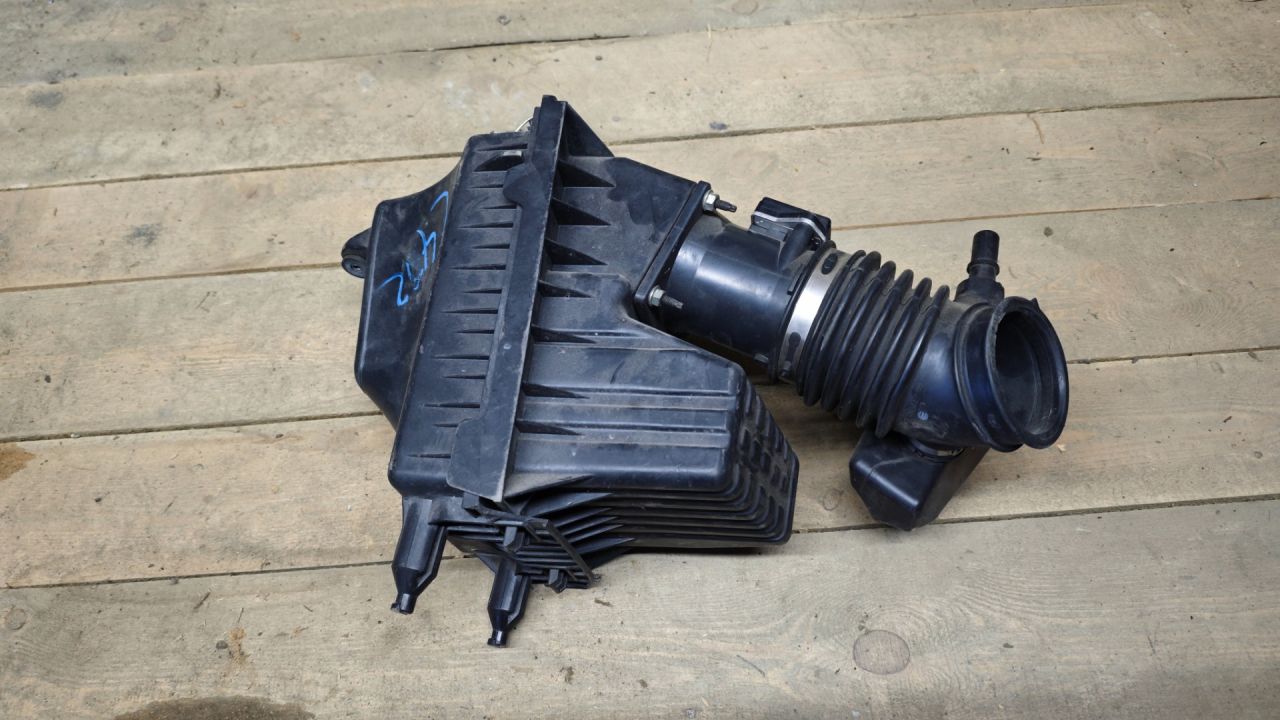 корпус воздушного фильтра Mazda Tribute 1 поколение 2004, 3.0 л., бензин - фото №1