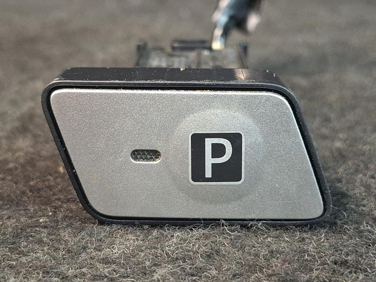 кнопка ручного тормоза (ручника) Toyota Prius V 1 поколение ZVW41 ZVW41 2014, 1.8 л., гибрид, АКПП, синий, хетчбэк 5 дв., передний привод, 634-4L3DB - фото №1