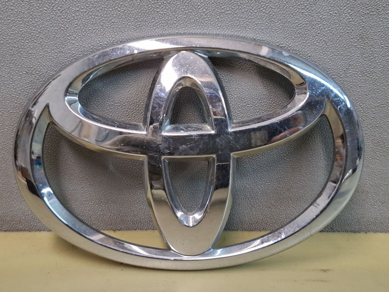 эмблема Toyota Sienna 3 поколение 2011, 3.5 л., 2GR-FE, бензин, АКПП, серый, передний привод, 7544108020 - фото №1