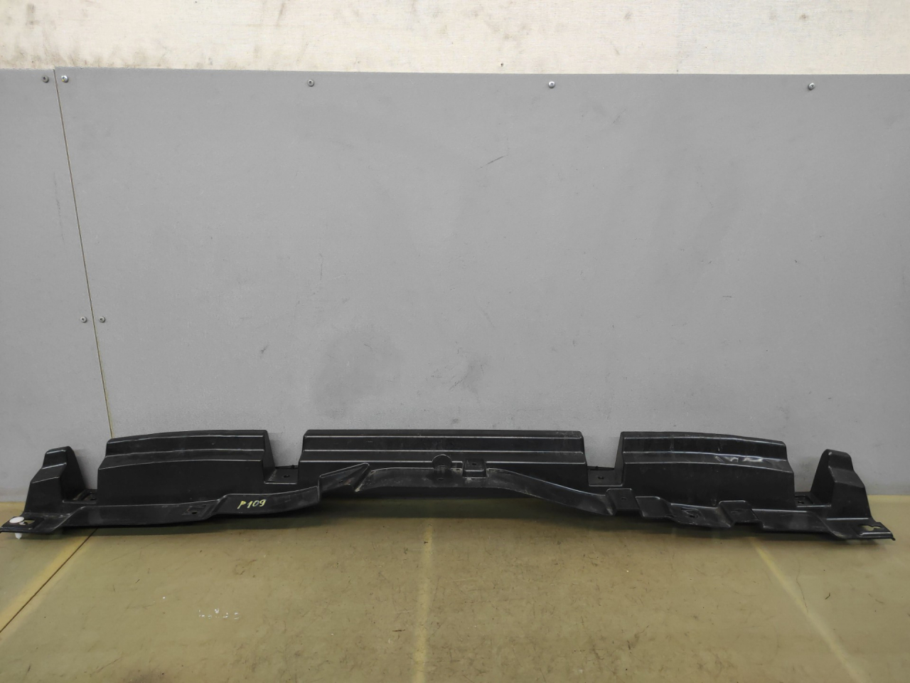 Крепление бампера заднего Ford Edge 2 поколение CD539 2018, 2.0 л., бензин, АКПП, черный, внедорожник 5 дв., полный привод, FT4B17C871AC - фото №1