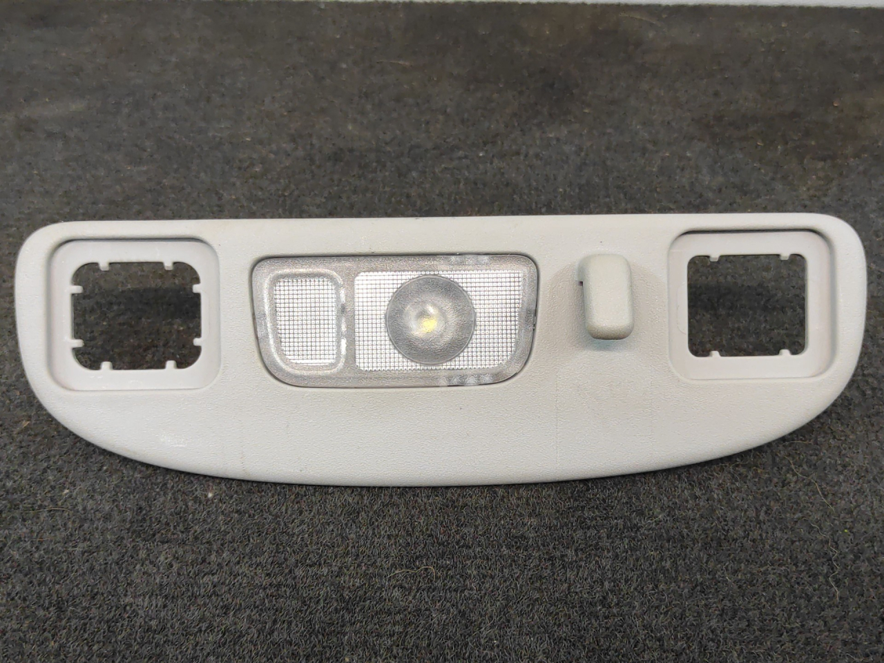 фонарь салона (плафон) Chevrolet Equinox 3 поколение 2019, 1.5 л., бензин, АКПП, белый 140х, минивэн, передний привод, 84260155 - фото №1