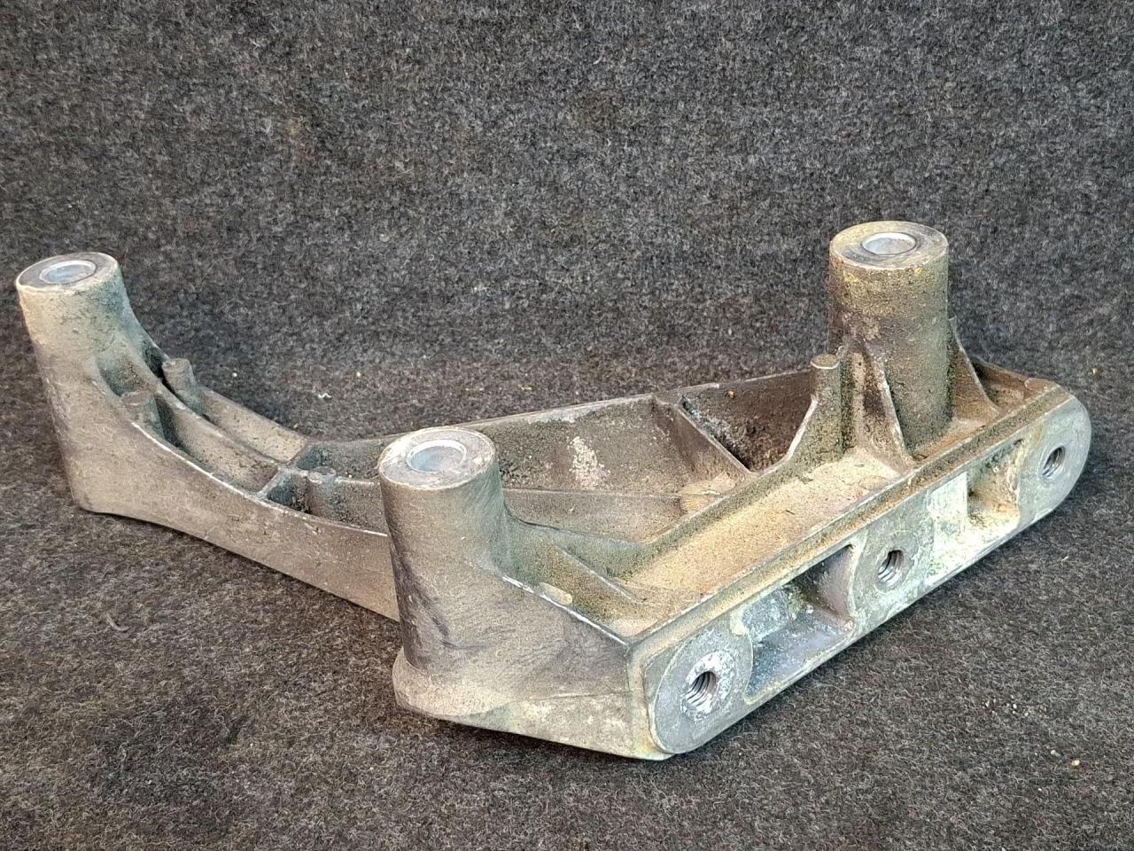 кронштейн двигателя Chevrolet Malibu 9 поколение 2017, 1.5 л., бензин, АКПП, черный, седан, передний привод, 22937294 - фото №1