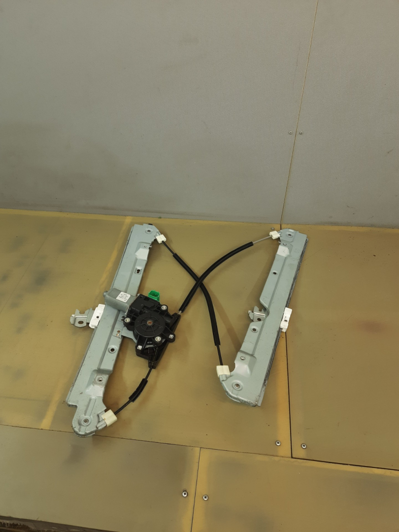 стеклоподъемник передний правый Infiniti QX80 1 поколение Z62 2014, 5.6 л., VK56DE, бензин, АКПП, белый, внедорожник 5 дв., задний привод - фото №1