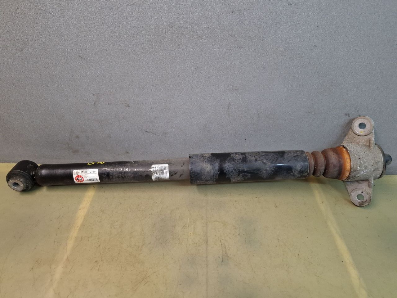 амортизатор задний Hyundai Elantra AD 2018, 2.0 л., бензин, АКПП, серебристый, передний привод, 55300F2710 - фото №1