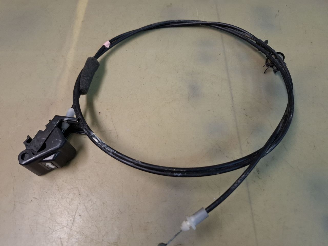 трос капота Mazda CX-5 2 поколение KF 2018, 2.5 л., PYY1, бензин, АКПП, серый/46g, внедорожник 5 дв., полный привод - фото №1