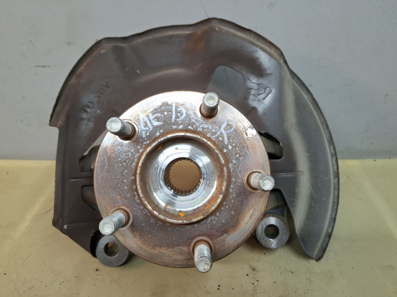 кулак поворотный правый Mazda 3 3 поколение 2016, 2.0 л., PEY4, бензин, МКПП - фото №1