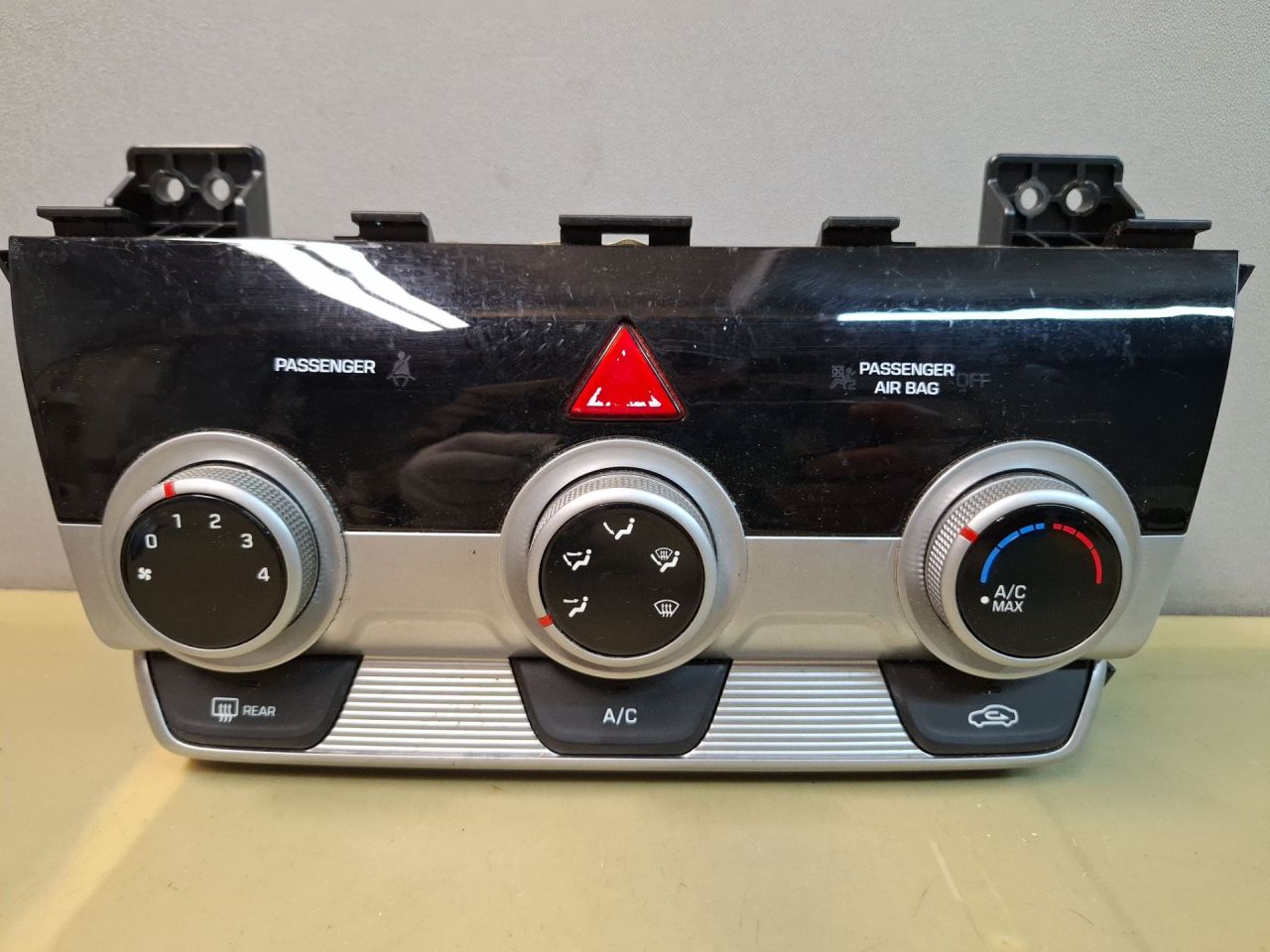 блок управления печки / климат-контроля Hyundai Elantra AD 2018, 2.0 л., бензин, АКПП, серебристый, передний привод, 97250F2AH0SSH, 97250F2XXX - фото №1