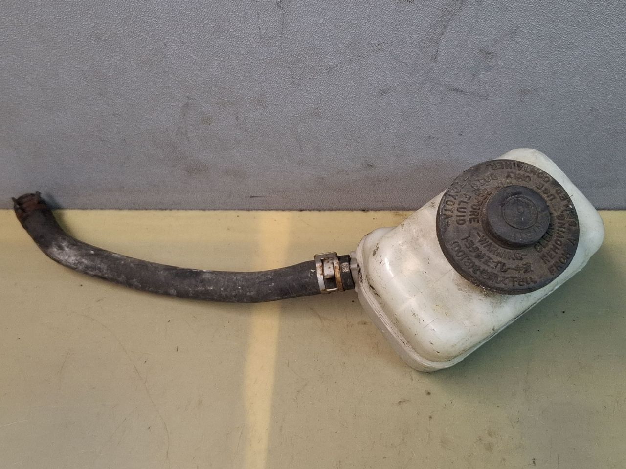 бачок тормозной жидкости Toyota Sienna 3 поколение 2011, 3.5 л., 2GR-FE, бензин, АКПП, серый, передний привод, 13231140710 - фото №1