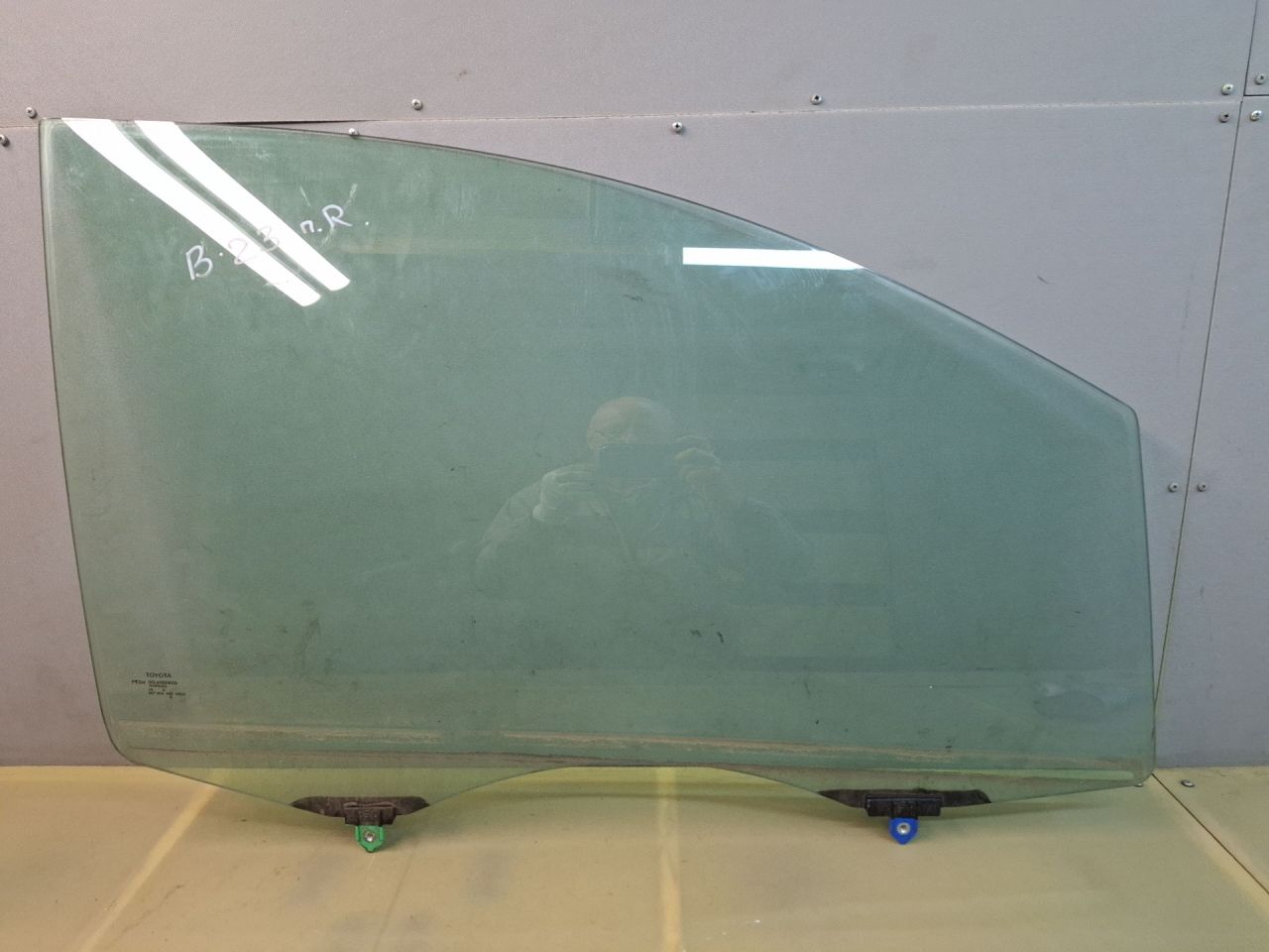 стекло двери передней правой Toyota Sienna 3 поколение 2011, 3.5 л., 2GR-FE, бензин, АКПП, серый, передний привод - фото №1