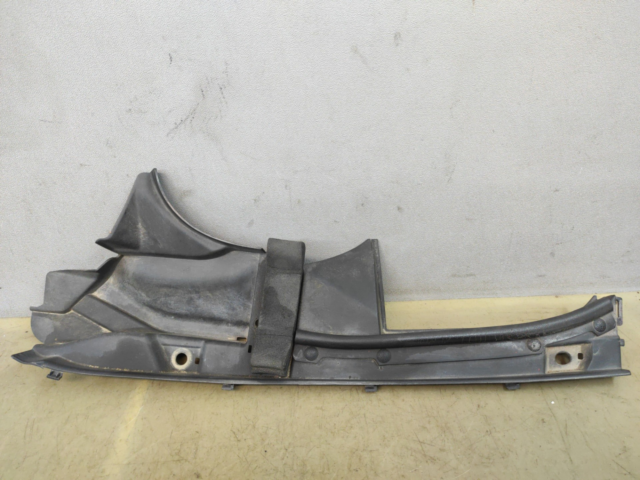 пыльник переднего крыла Suzuki Kizashi 1 поколение 2012, 2.4 л., J24B, бензин, АКПП, красный, седан, полный привод, 7236157L0 - фото №1