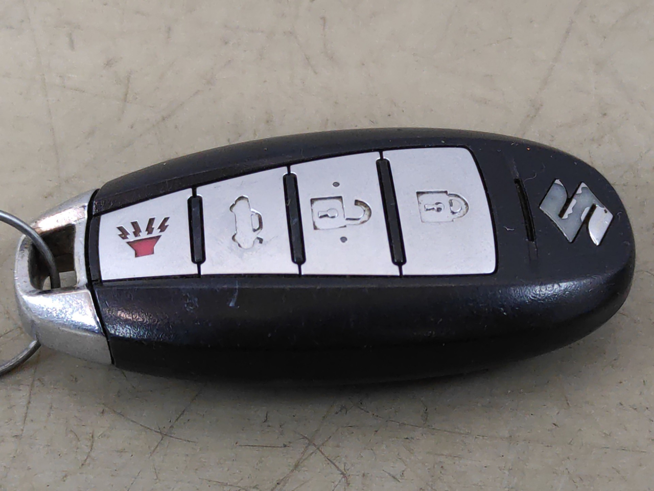 ключ Suzuki Kizashi 1 поколение 2012, 2.4 л., J24B, бензин, АКПП, красный, седан, полный привод - фото №1