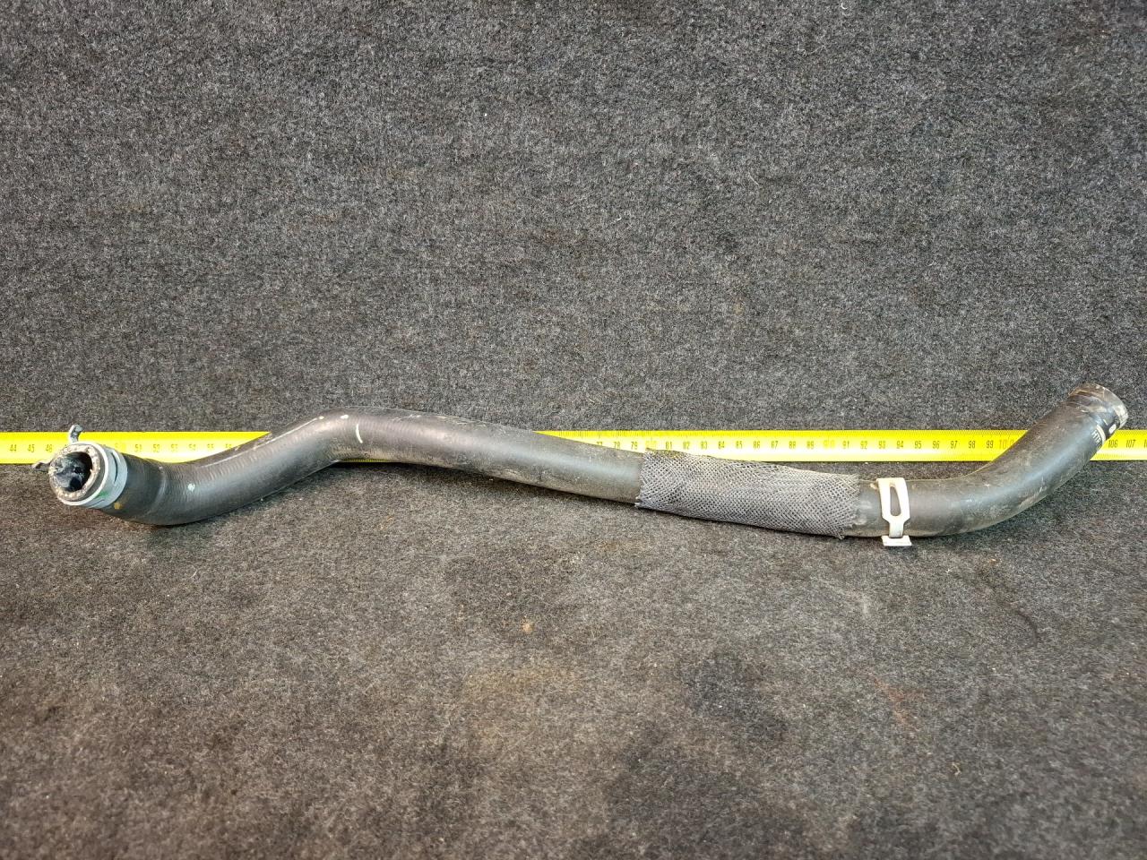 патрубок радиатора Chevrolet Malibu 9 поколение 2017, 1.5 л., бензин, АКПП, черный, седан, передний привод - фото №1