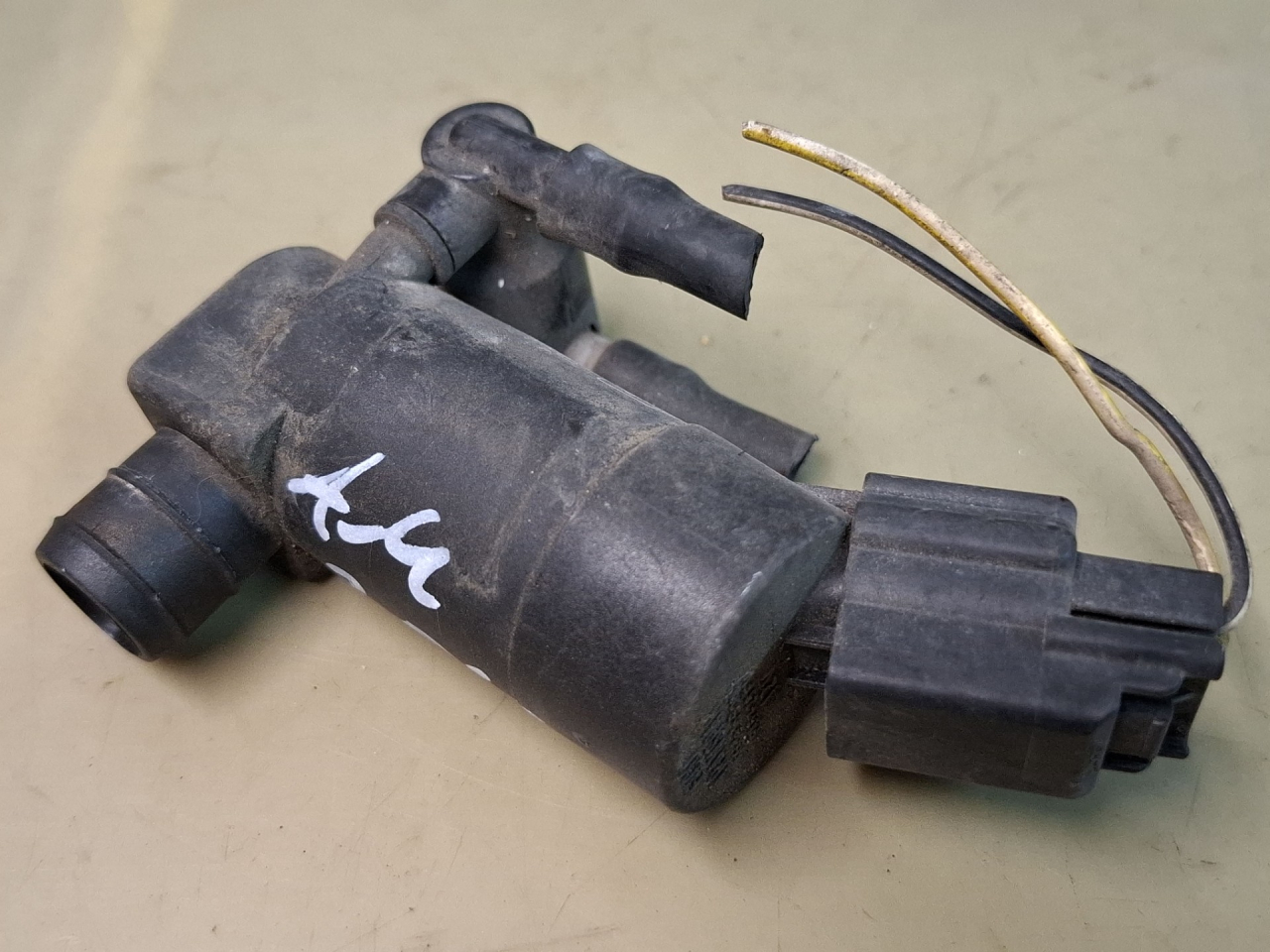 насос (моторчик) омывателя стекла Volvo XC70 1 поколение 2004, 2.5 л., бензин, АКПП, серый, универсал, правый руль, 1S7117K624FD - фото №1