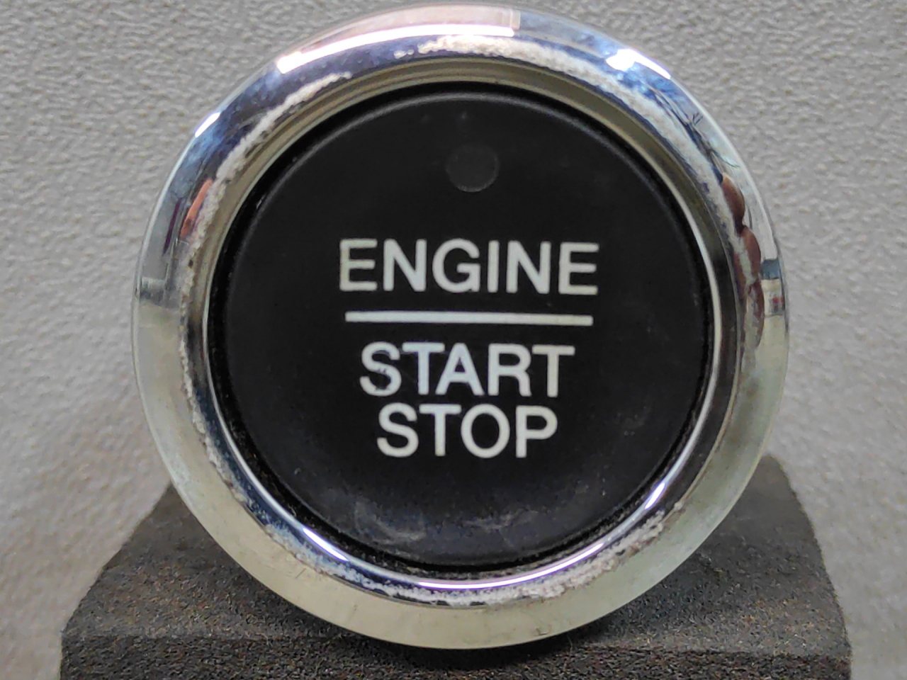 кнопка запуска двигателя Ford Edge 2 поколение CD539 2018, 2.0 л., бензин, АКПП, черный, внедорожник 5 дв., полный привод, DG9T14C376ADW - фото №1