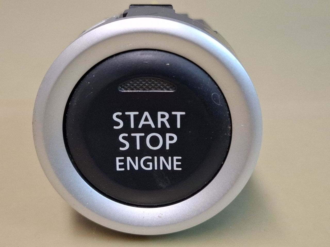 кнопка запуска двигателя Mitsubishi ASX 1 поколение 2012, 2.0 л., 4B11, бензин, АКПП, черный, внедорожник 5 дв., полный привод, 8610A101 - фото №1