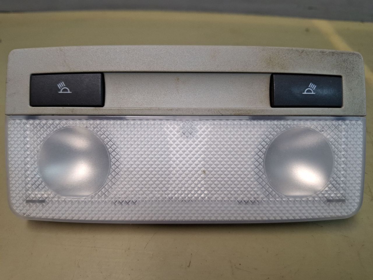 фонарь салона (плафон) Chevrolet Malibu 9 поколение 2018, 1.5 л., бензин, АКПП, бордовый, передний привод - фото №1