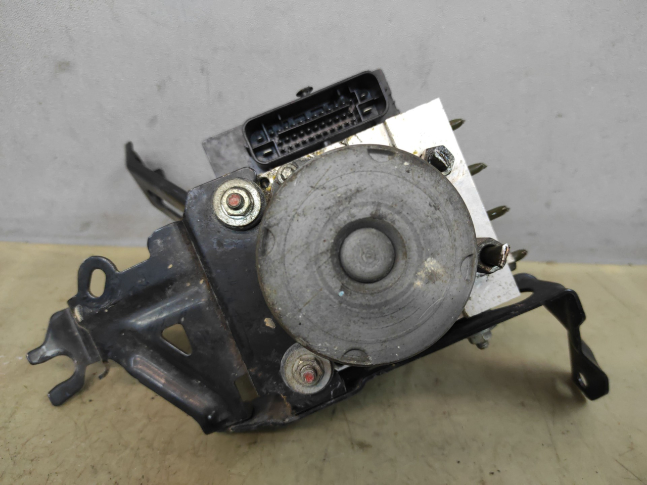 блок ABS Suzuki Kizashi 1 поколение 2012, 2.4 л., J24B, бензин, АКПП, красный, седан, полный привод, 5723L2140112, 5611058L04 - фото №1