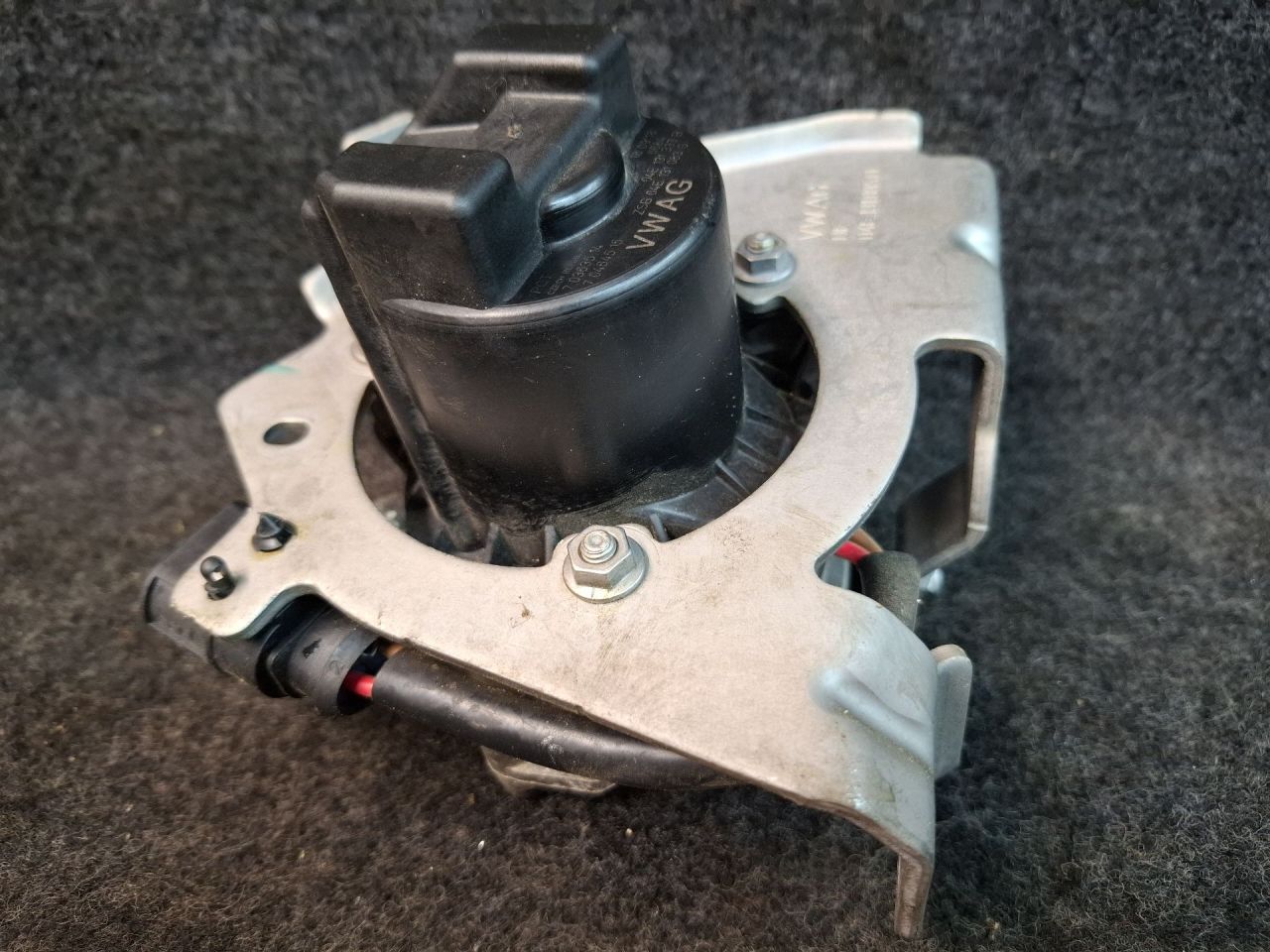 насос продувки катализатора Volkswagen Jetta 7 поколение 2019, 1.4 л., бензин, АКПП, серый, передний привод, 04E131333B - фото №1