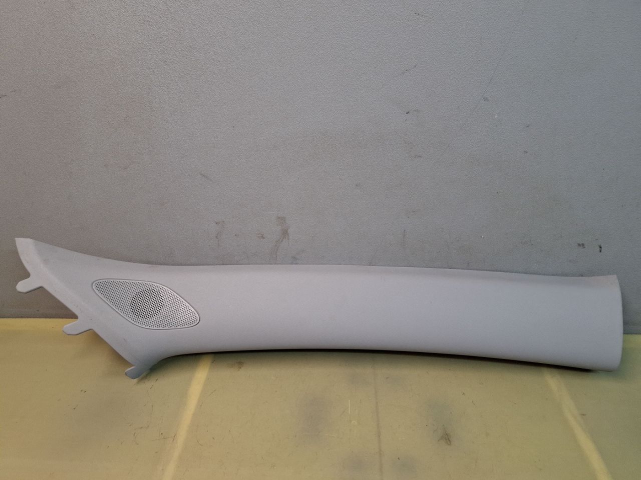 обшивка стойки Chevrolet Malibu 9 поколение 2018, 1.5 л., бензин, АКПП, бордовый, передний привод, 84028724 - фото №1