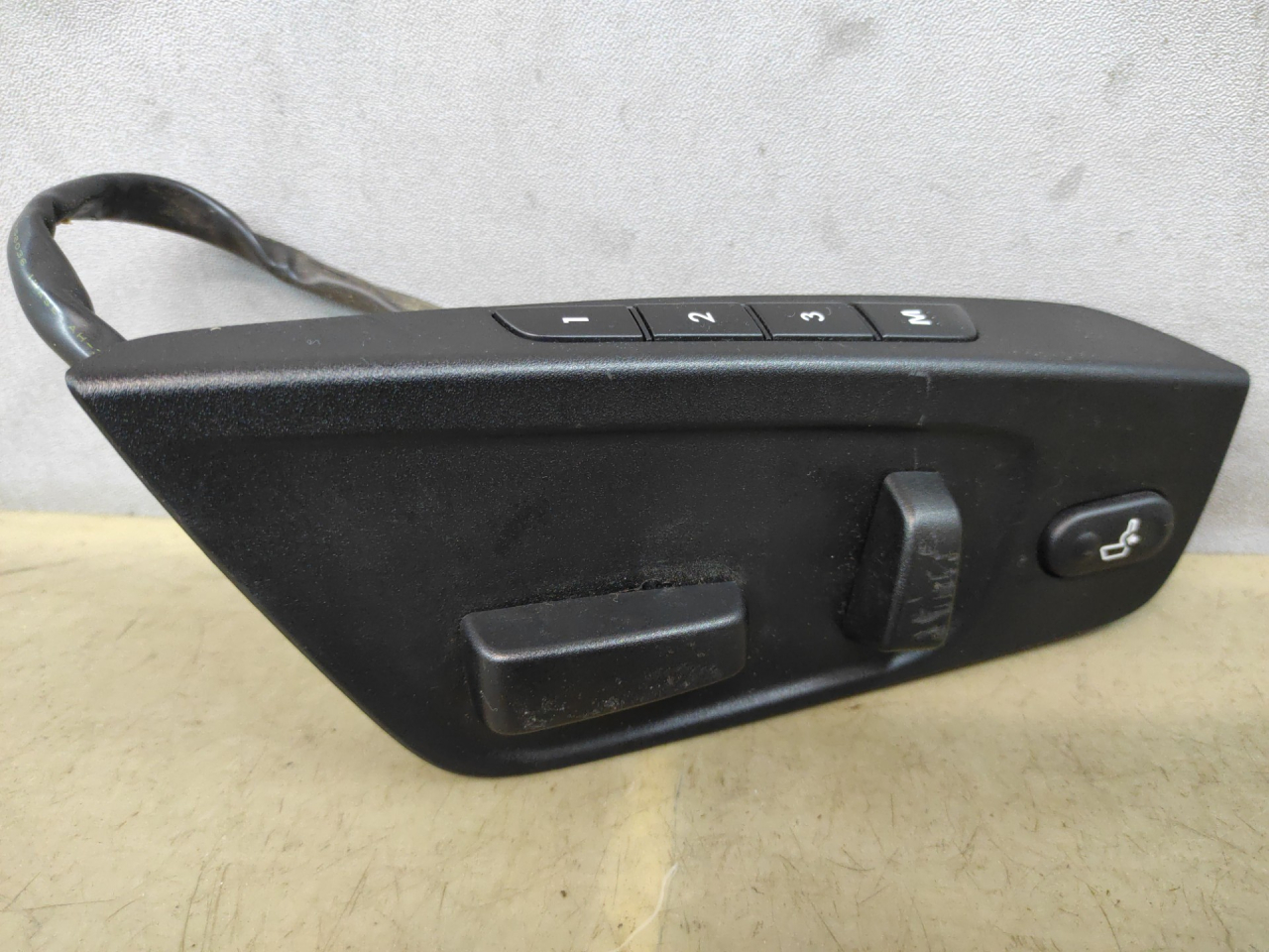 блок управления сиденьем Suzuki Kizashi 1 поколение 2012, 2.4 л., J24B, бензин, АКПП, красный, седан, полный привод, 57L05PK - фото №1